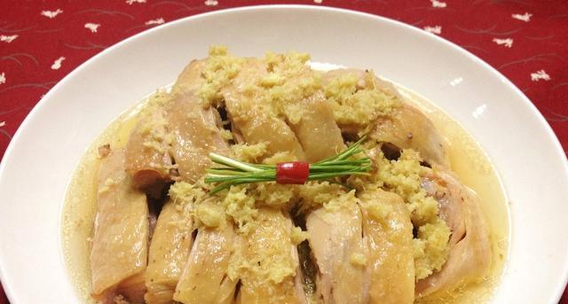 自创蒜蓉鸡,味道和白切鸡差不多,外观也和三黄鸡一样美啦