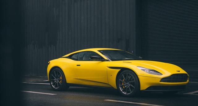 黄色aston martin db11,雨中的优雅绅士,留着油头的痞帅绅士