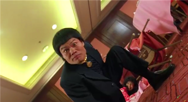 这部电影真奇葩,周星驰把配角演成主角,他抢主角,星爷的光环
