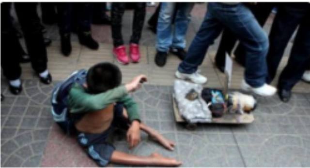 小孩儿,竟突然叫她"妈妈"而这位妈妈也相同看到这个孩子,手脚都被扭断