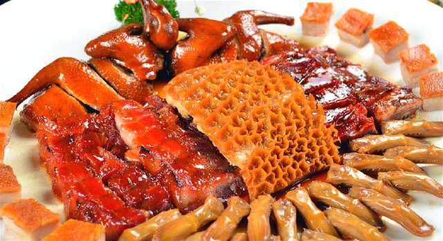 酿豆腐又名广东客家酿豆腐,是汉族客家人的传统菜式,属于广东菜,粤菜