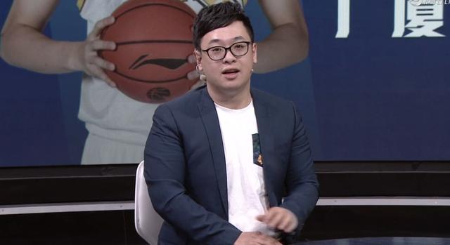 而直播解说主持人柯凡显然是吸取了上一次解说nba"辱詹事件"的教训,只