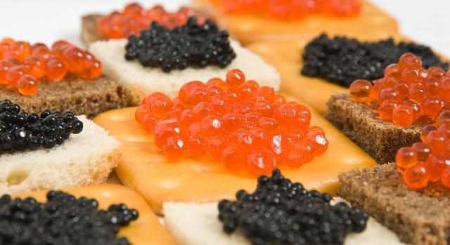 鱼子酱是俄罗斯的顶级美食,其尊贵程度甚至要超越中餐里的鲍鱼