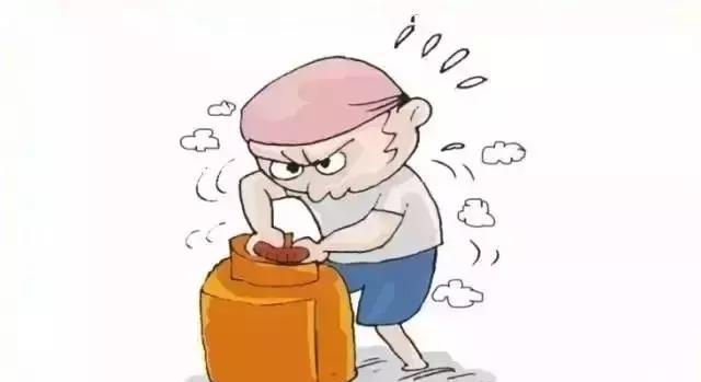 村民家中起火,煤气罐随时会爆炸,三湖派出所民警却冲进火场