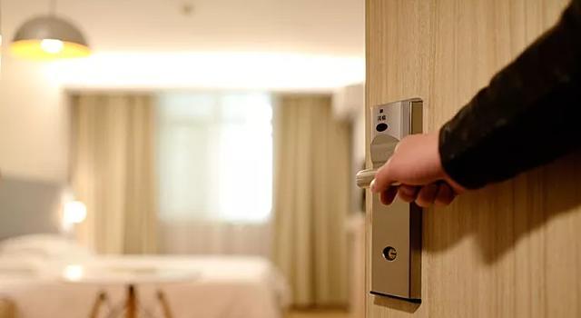 凌晨酒店房门被打开,诉诸媒体后拒赔怎么办?