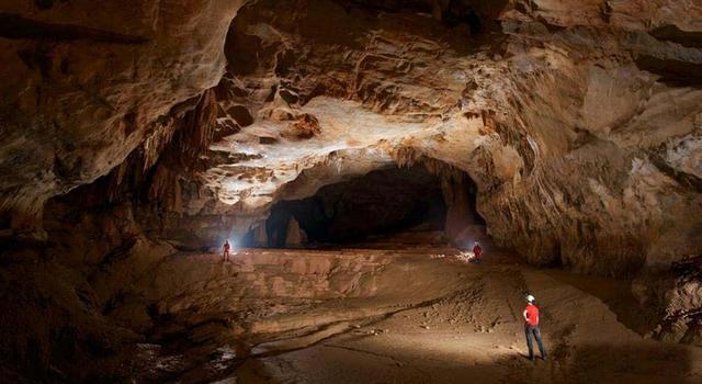 广西的天坑,引来法国科学家来这探险,竟然有410米深!