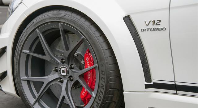 硕大的刹车盘,醒目的红色卡钳和翼子板上的v12 biturbo都是它专属的