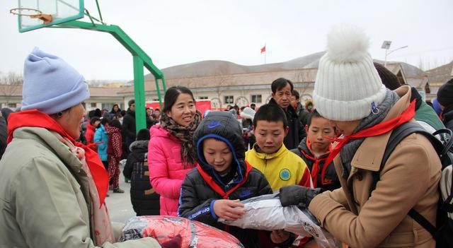 千里爱心小寒时节温暖会宁农村贫困小学生