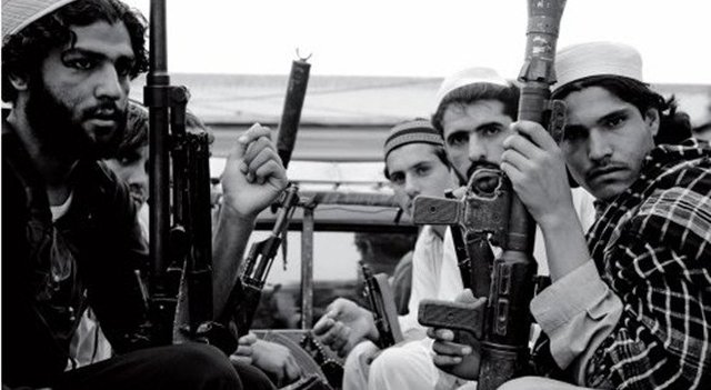 战斗民族遭遇劫机扣押,机组一年后夺回飞机,劫匪被扔出万米高空