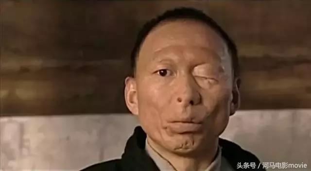 长太丑吓哭女演员,演"汉奸"被出租车拒载,妻子女儿却是大美人