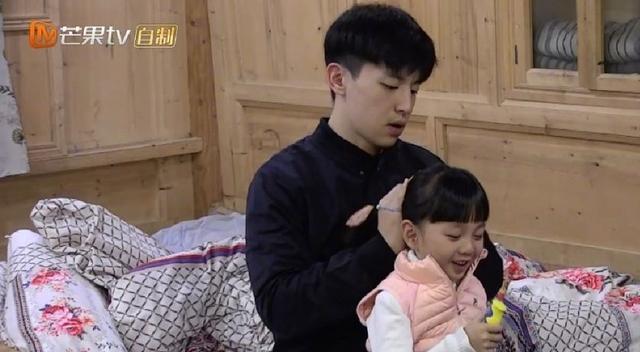 《爸爸5》嗯哼穿红衣服庆祝节目收官,小山竹偷亲邓伦表达不舍!