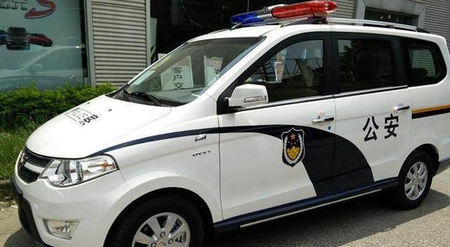 五菱宏光s车主街上遇到一辆和自已同款的警用宏光s,直夸太帅了!