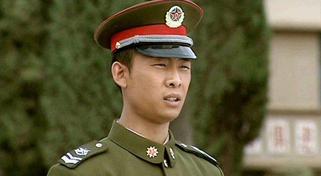 他选择低调不给父亲签名照,父亲就模仿其笔记伪造签名照