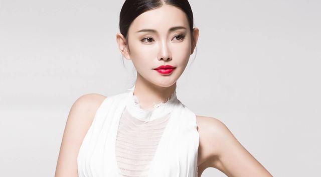 她是周润发"女儿", 身材比柳岩更火辣,如今身家上亿开百万豪车