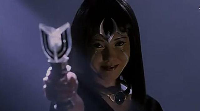 爱憎战士卡蜜拉的人间体是由芳本美代子所饰演的,因为3000万年前迪迦