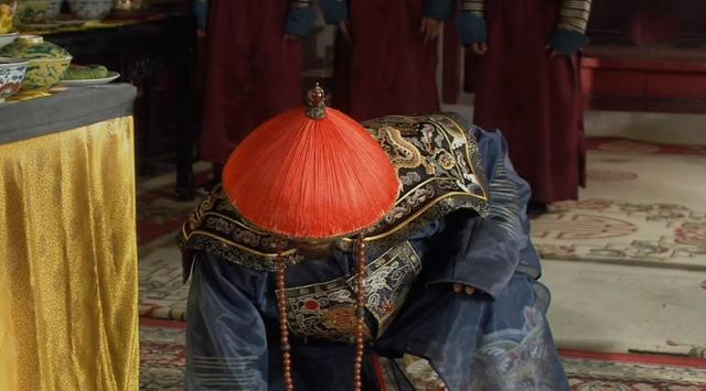 甄嬛传皇上请华妃和年羹尧吃饭为何年羹尧单膝跪地谢恩