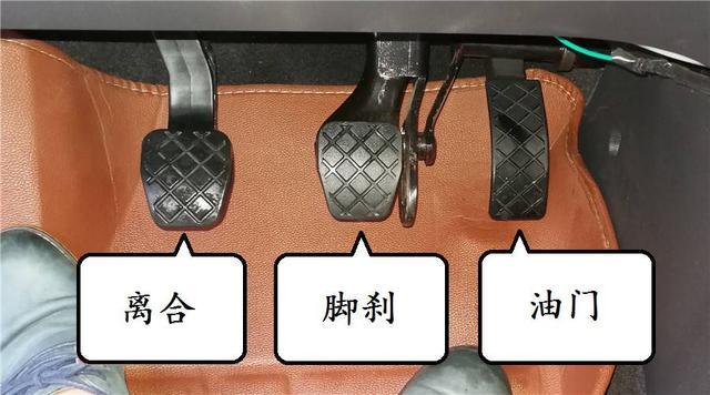 新规驾考,科目三在路口中心减速点脚刹的正确方法