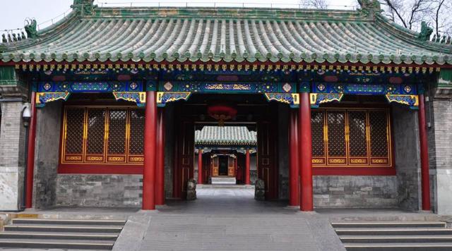 将军府门大开让人随便进出,儿子们都反对,将军却说这是为了保命