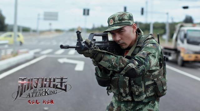 《利刃出击》热映 王今心化身武警战士"对战"小包总