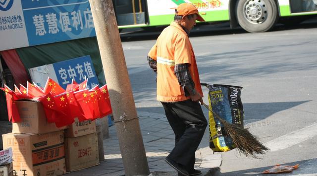 奇怪!有人花钱买环卫工的扫地权,还屡次三番,原是迷信惹的祸