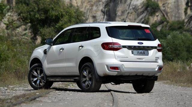 这款顶级suv,全时四驱,非承载式车身,可爬山可下雪地