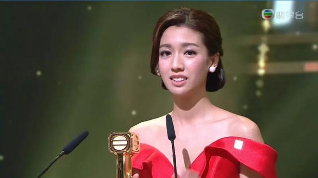 没演技就算了连获奖感言都说得一塌糊涂凭什么拿最受欢迎女角色