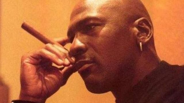 姚明边打游戏边抽烟,kd吐烟像喷火