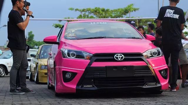 年轻的美女护士也爱玩改装车,粉红色的丰田致炫不止有少女心!