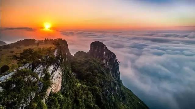 延绵数百里的峰林宛如飞龙横贯苍穹,让人一眼看不到边际