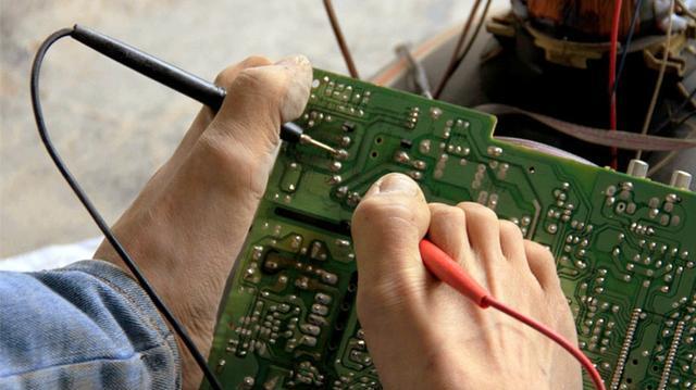 "盲人"修家电"用脚"把烙铁