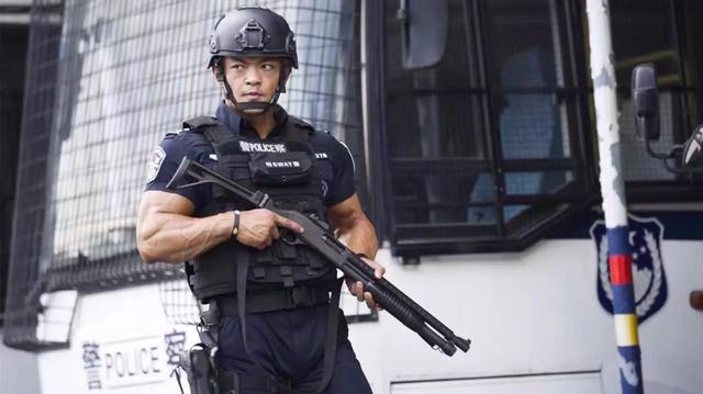 世界上最强壮的5位警察之一,深圳特警曲祖毅,罪犯看了都害怕__财经