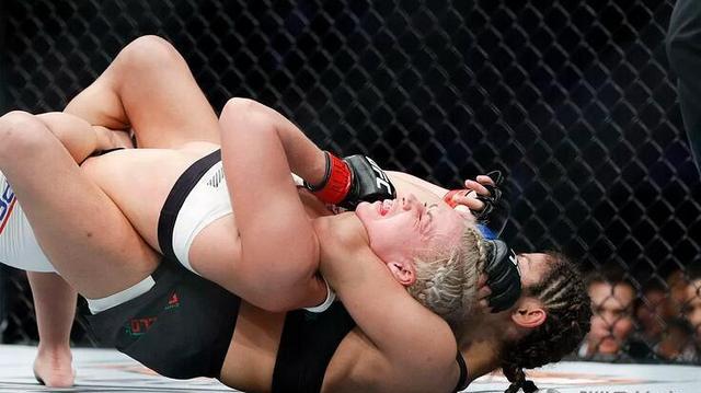 ufc有多惨烈?女拳手被打的小便失禁,却"屎"不认输!