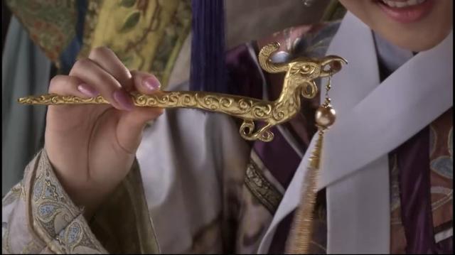 甄嬛传:皇后看到曹贵人头上的步摇,为何脸色如此难看?