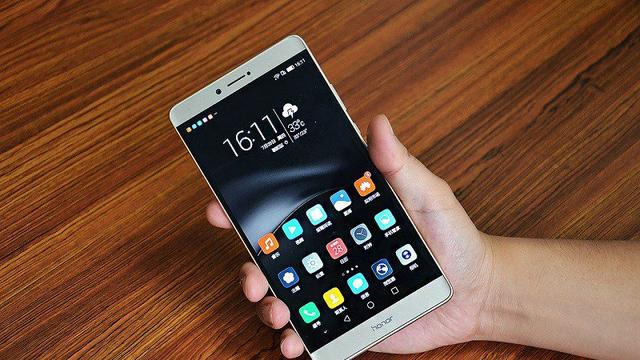 在功能方面,光学防抖可能是荣耀note8上最大的亮点,其他的双摄,nfc等