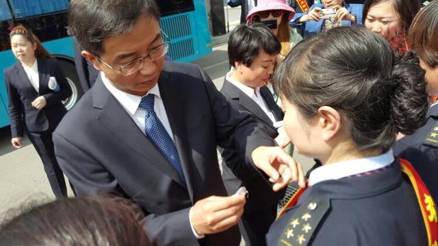 巾帼文明展风采提升服务促形象9路为西宁首条公交品牌线路