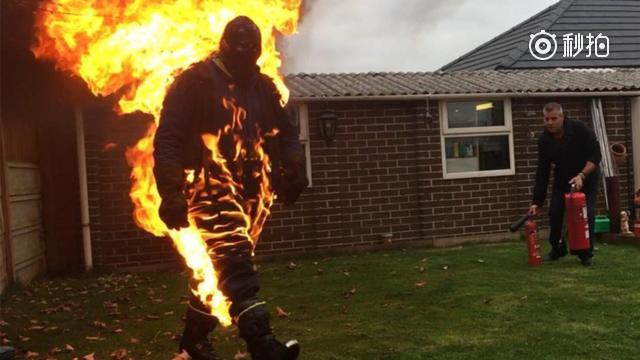 男子挑战"全身着火百米冲刺"忍住疼痛奔跑213米破世界纪录