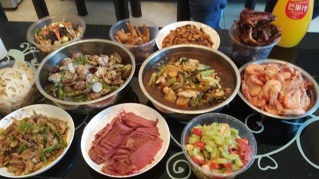 朋友请客吃饭,结果让我们大吃一惊,这一桌子菜也太丰盛了吧