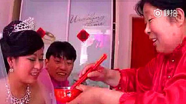 结婚现场、新娘新郎吃饺子问生不生、生几个、