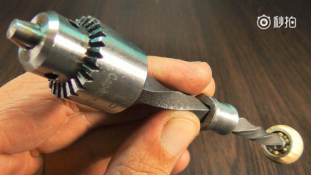 小伙自制手动钻孔器,电钻都不用买了,这创意我给98分