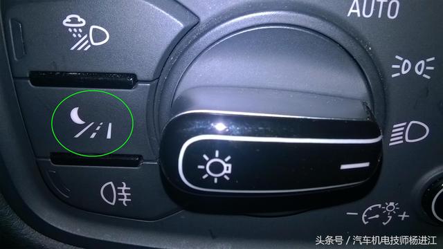 奥迪A8车主：我车的夜视系统不灵了，维修师傅检查车主先随它吧