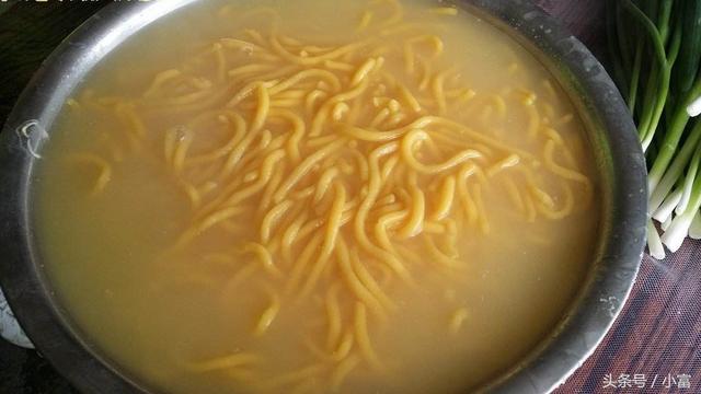 东北农村人常吃的美味汤子味香而微酸,顺滑爽口,吃起来很开胃口,如果