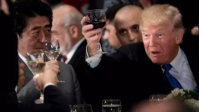 美国总统特朗普滴酒不沾，应酬时要喝葡萄酒是如何应对的？|葡萄酒|葡萄汁|美国总统|特朗普|可口可乐_新浪新闻