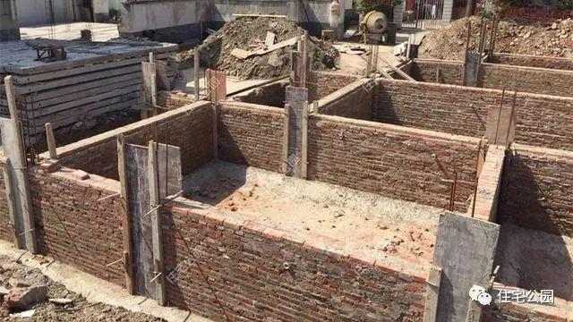 ▼砌筑基础墙覆盖一层塑料薄膜进行养护,每天浇水次数以使混凝土表面