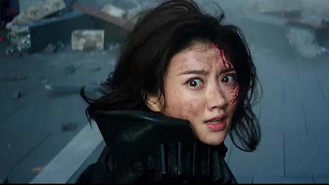 《环太平洋》菊地凛子,查理·戴(charlie day)与伯恩·戈曼(burn