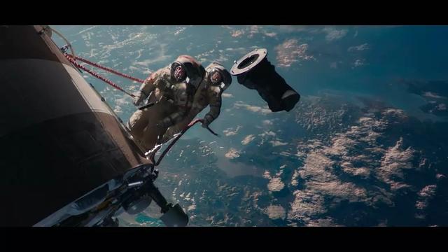 在太空救援影片中宇航员看到的绿光究竟是什么