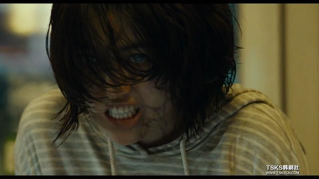 釜山行火车上第一个变丧尸的女的是怎么感染的?