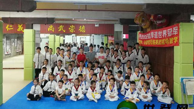 热烈欢迎跆拳道世界冠军朱蒙雪,董凯莅临上海英武功夫馆指导教学