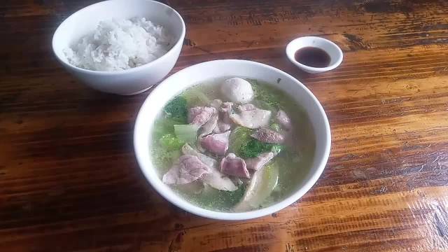 潮州粉面店午饭,猪杂汤饭十块钱,瘦肉为主,还有一点粉肠,猪肝,肉卷和