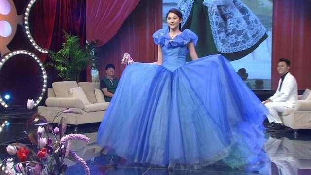 女星穿上公主裙后,网友直呼:热巴娇艳,而最亮的