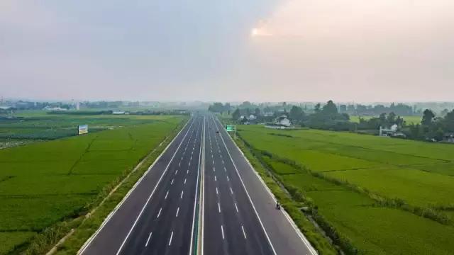 与外界相连成温邛快速路,新邛路等交通要道邛名高速,成新蒲快速路现有